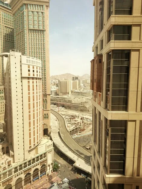 A split image showing a bustling city street in one Middle Eastern country (e.g., Dubai) on one side, contrasted with a war-torn landscape in another (e.g., Yemen) on the other. The image represents the stark contrasts in the Middle East and the challenges facing US diplomacy.